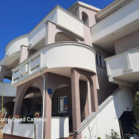Apartments Dorotea Novalja Bagian luar foto