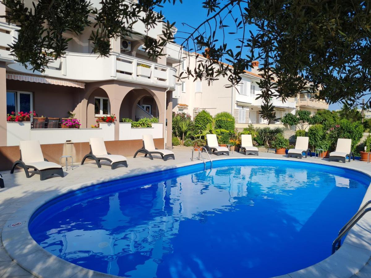 Apartments Dorotea Novalja Bagian luar foto